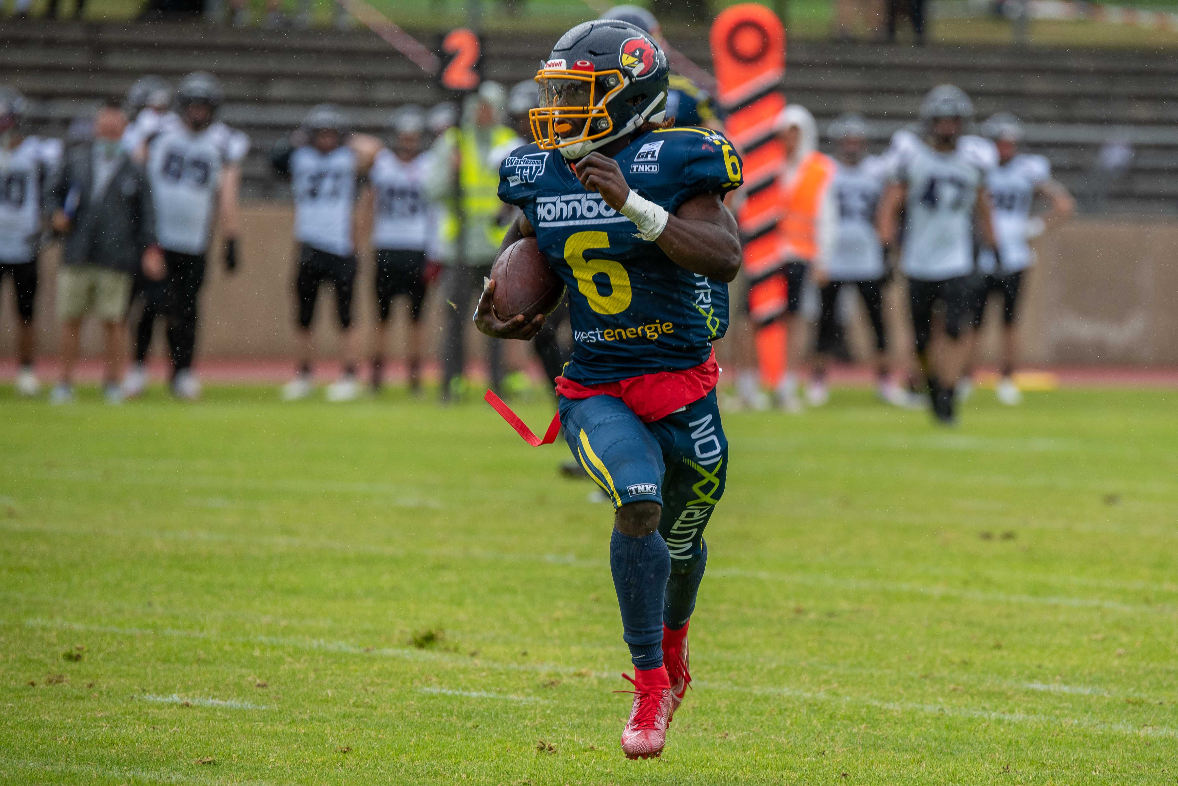 Der Quarterback Joe Newman #6 erzielte mit einem Lauf über fast 80 Yards einen Touchdown(Foto: Oliver Jungnitsch)