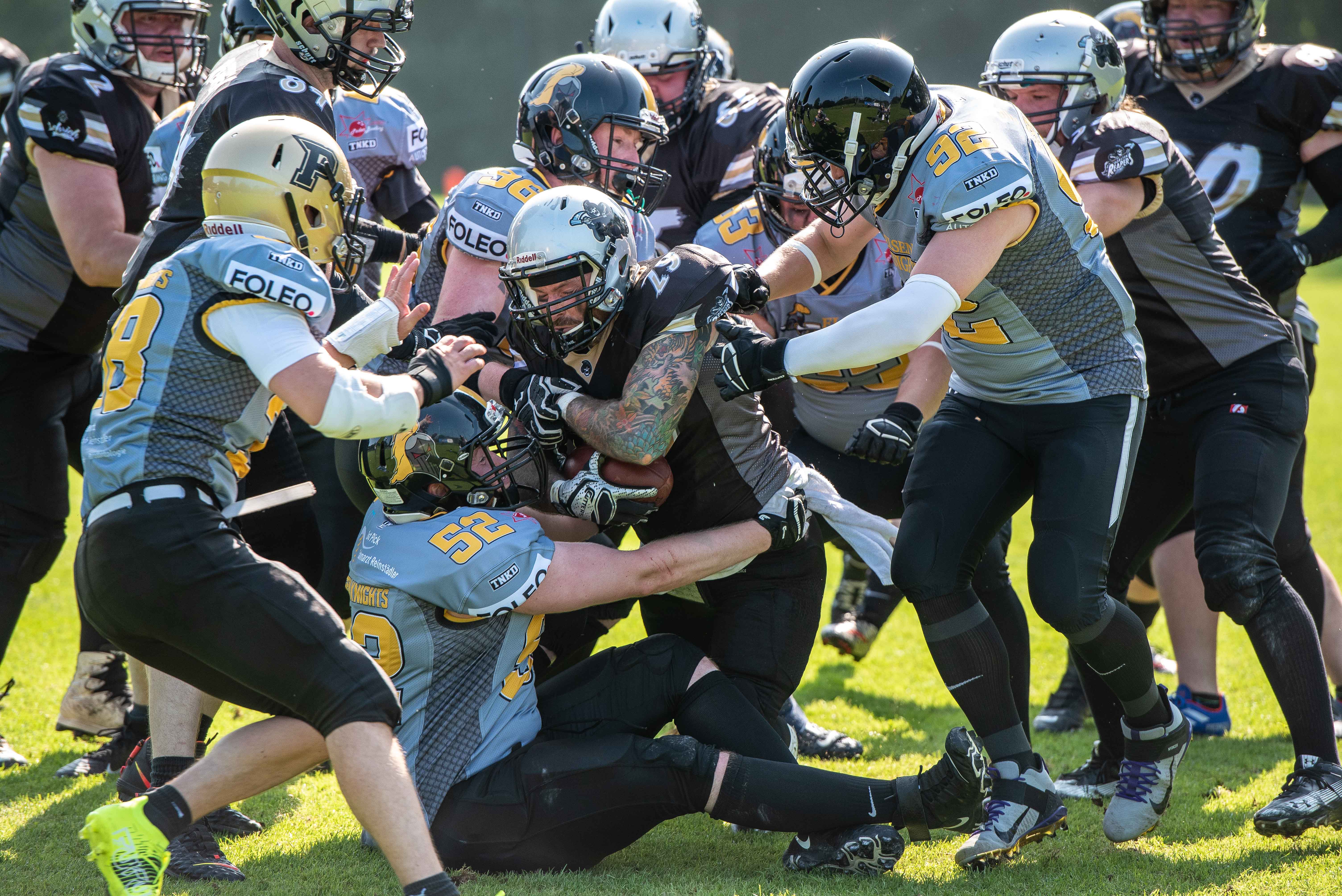 Das Spiel Dorsten Reapers gegen Elsen Knights war von der Defense geprägt - Rene Büttner in der Bildmitte mit Ball (Foto: Oliver Jungnitsch)
